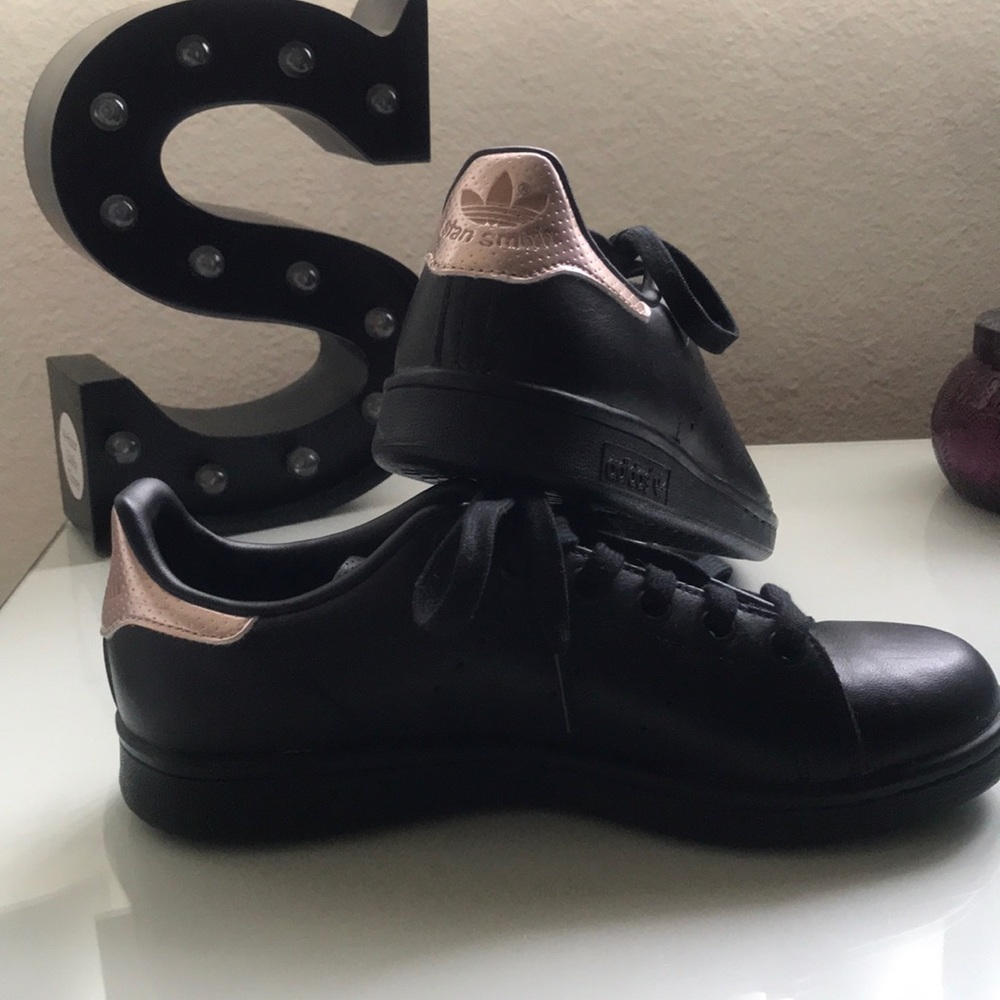 Adidas Stan Smith Sneakers - Black & Rose Gold